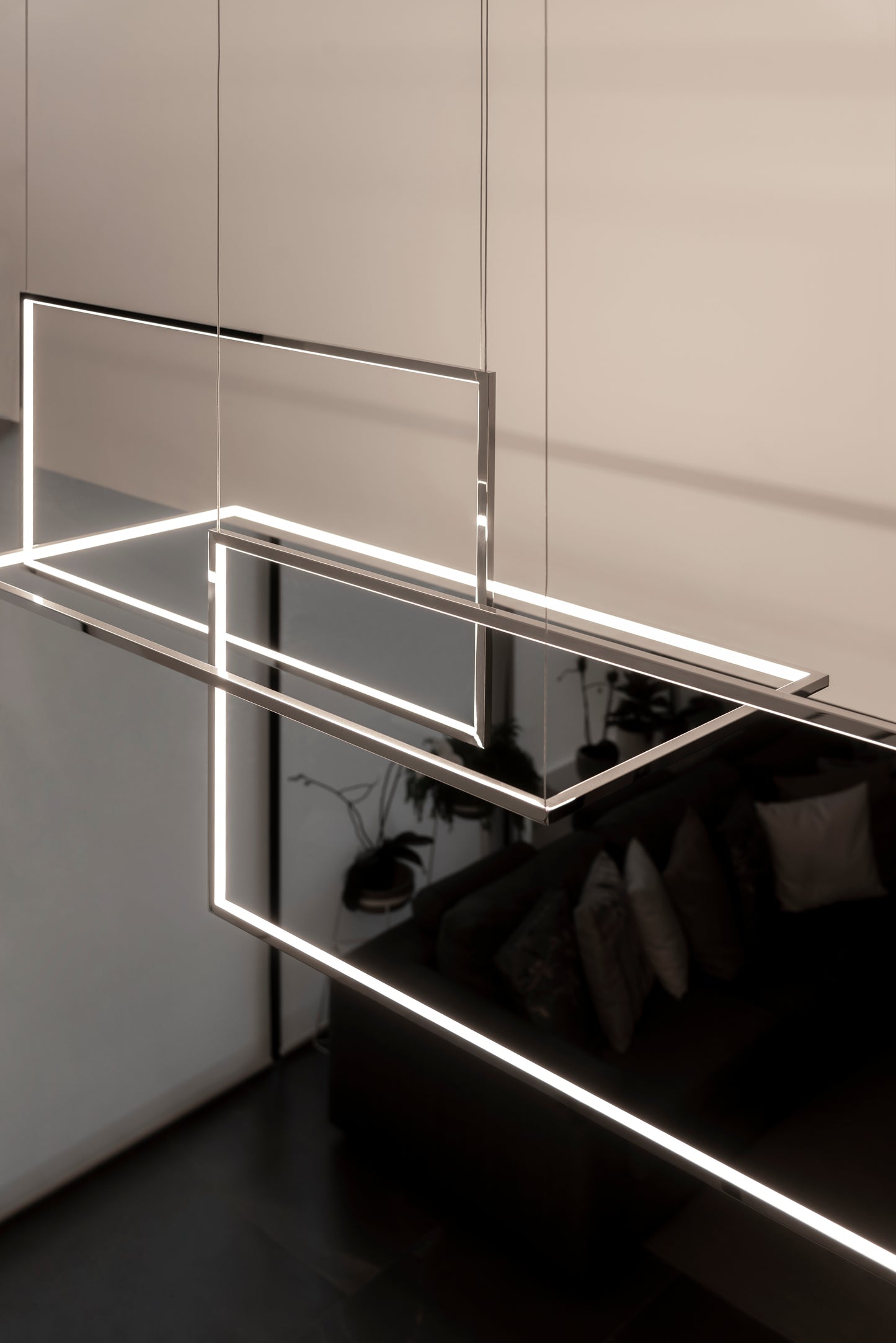 Lámpara colgante moderna de líneas LED rectangulares en interior minimalista