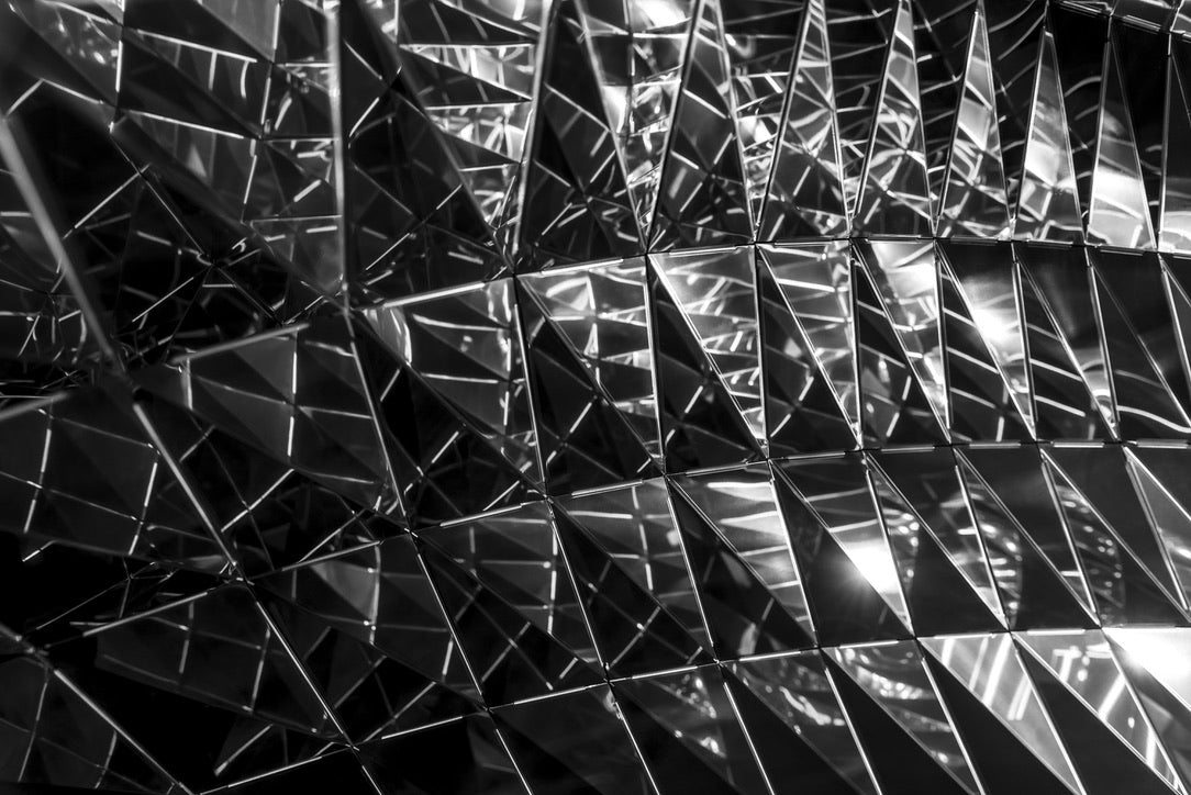 Patrón geométrico de reflejos metálicos abstractos, diseño decorativo de iluminación.