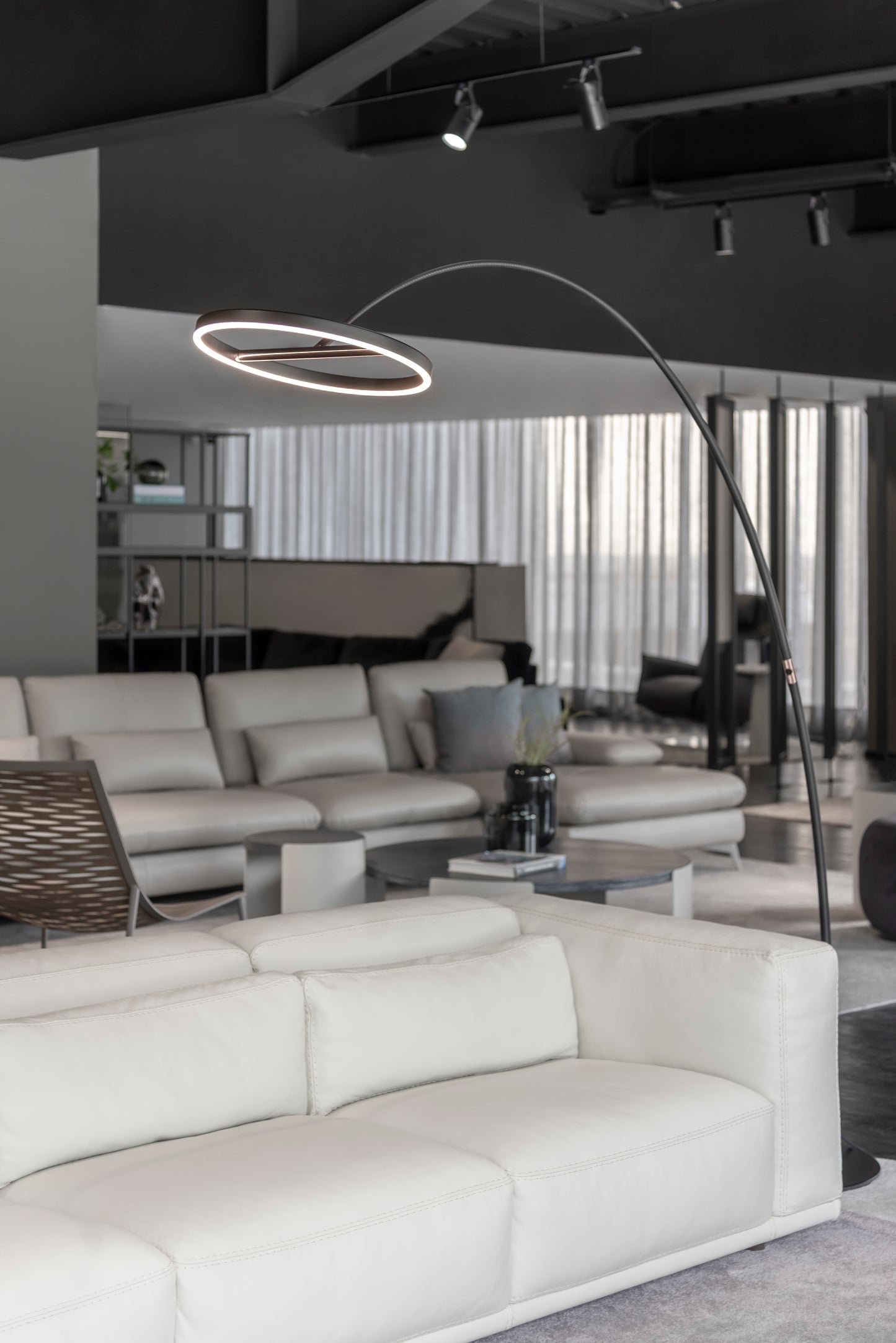 Sala moderna con sofá blanco y lámpara de pie led de diseño, ambiente minimalista.