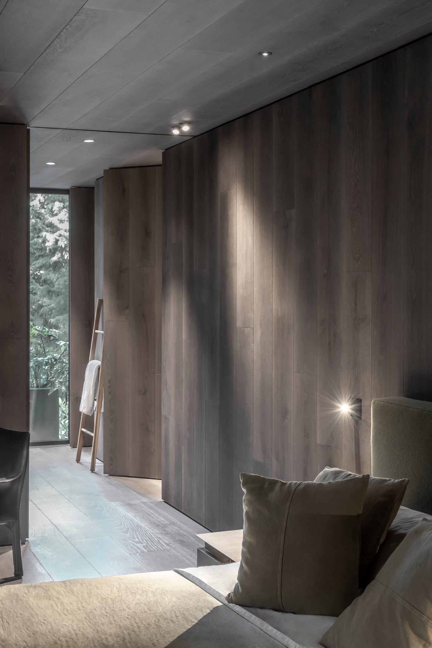 Dormitorio moderno con iluminación empotrada y pared de madera, decoración minimalista