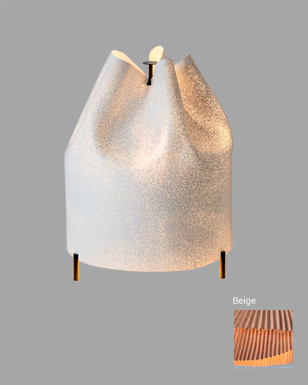 Lámpara de mesa moderna beige con pantalla texturizada y base metálica, iluminación decorativa.