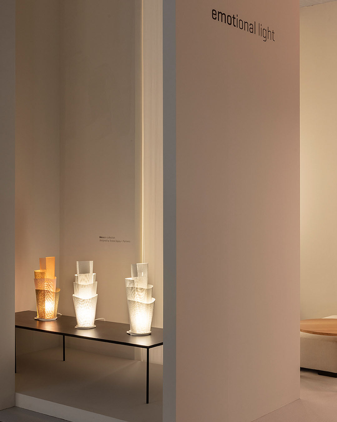 Lámparas de mesa artesanales Blossom en exposición de interiorismo contemporáneo.