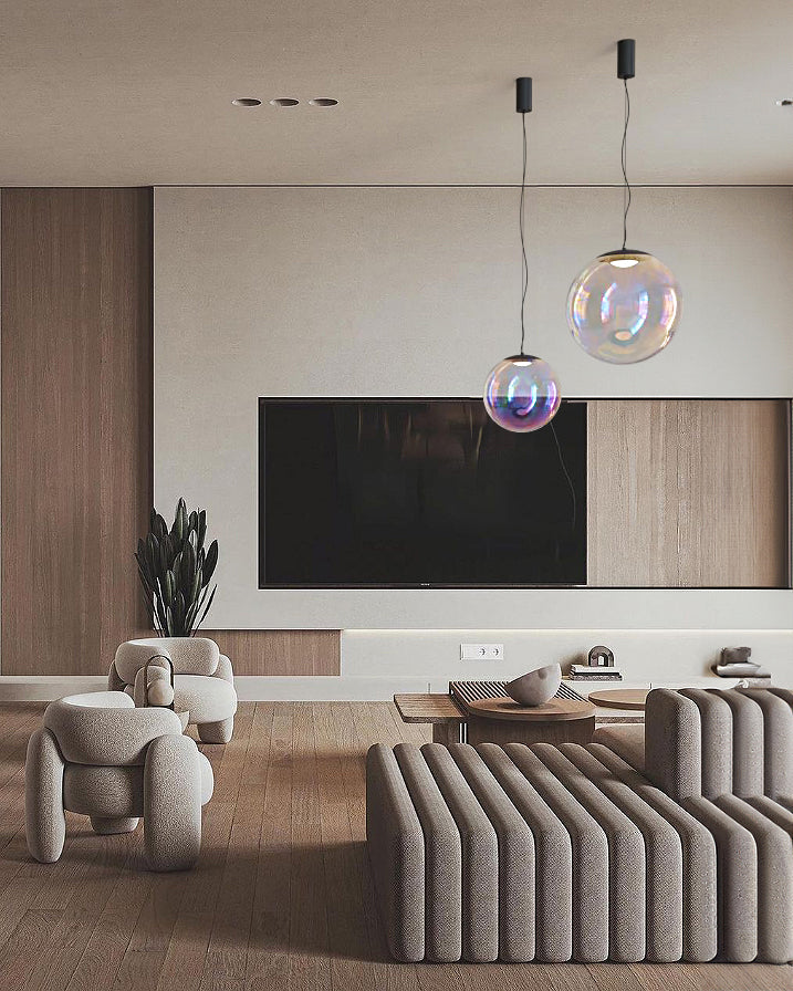 Sala moderna con sofá beige, lámparas colgantes de cristal, decoración minimalista, Birot MX iluminación