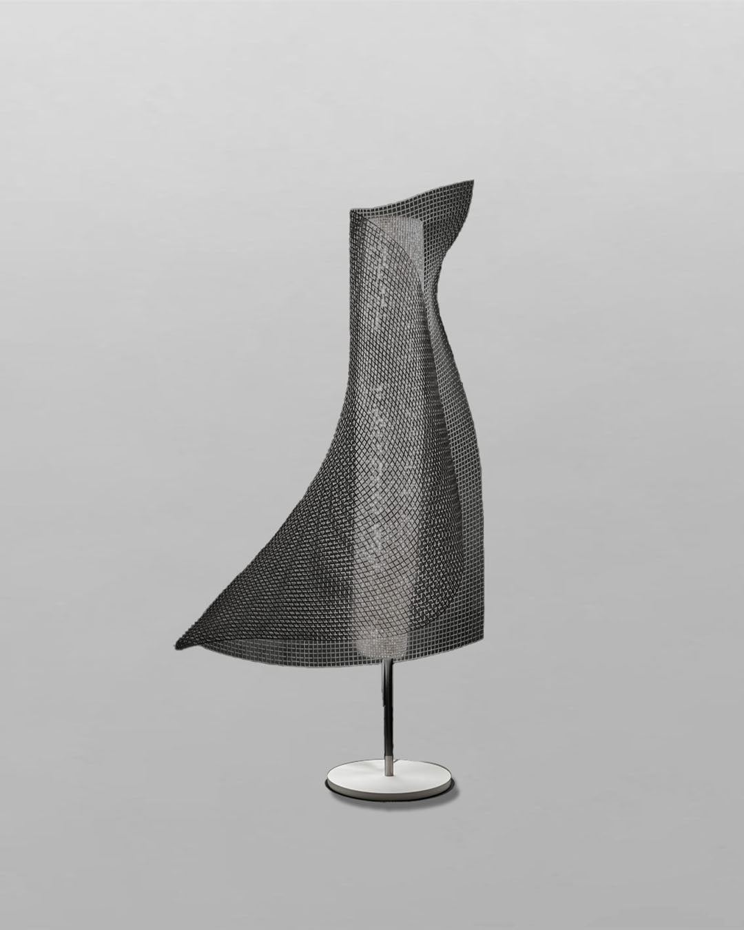 Lámpara de mesa Clara, diseño escultural, fabricada de forma artesanal en malla de acero color negro.