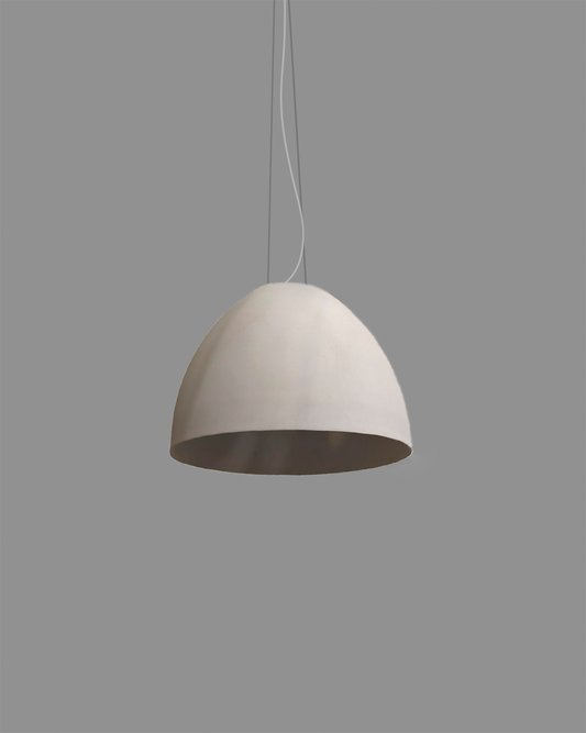 Lámpara colgante blanca de diseño moderno, pantalla semiesférica sobre fondo gris