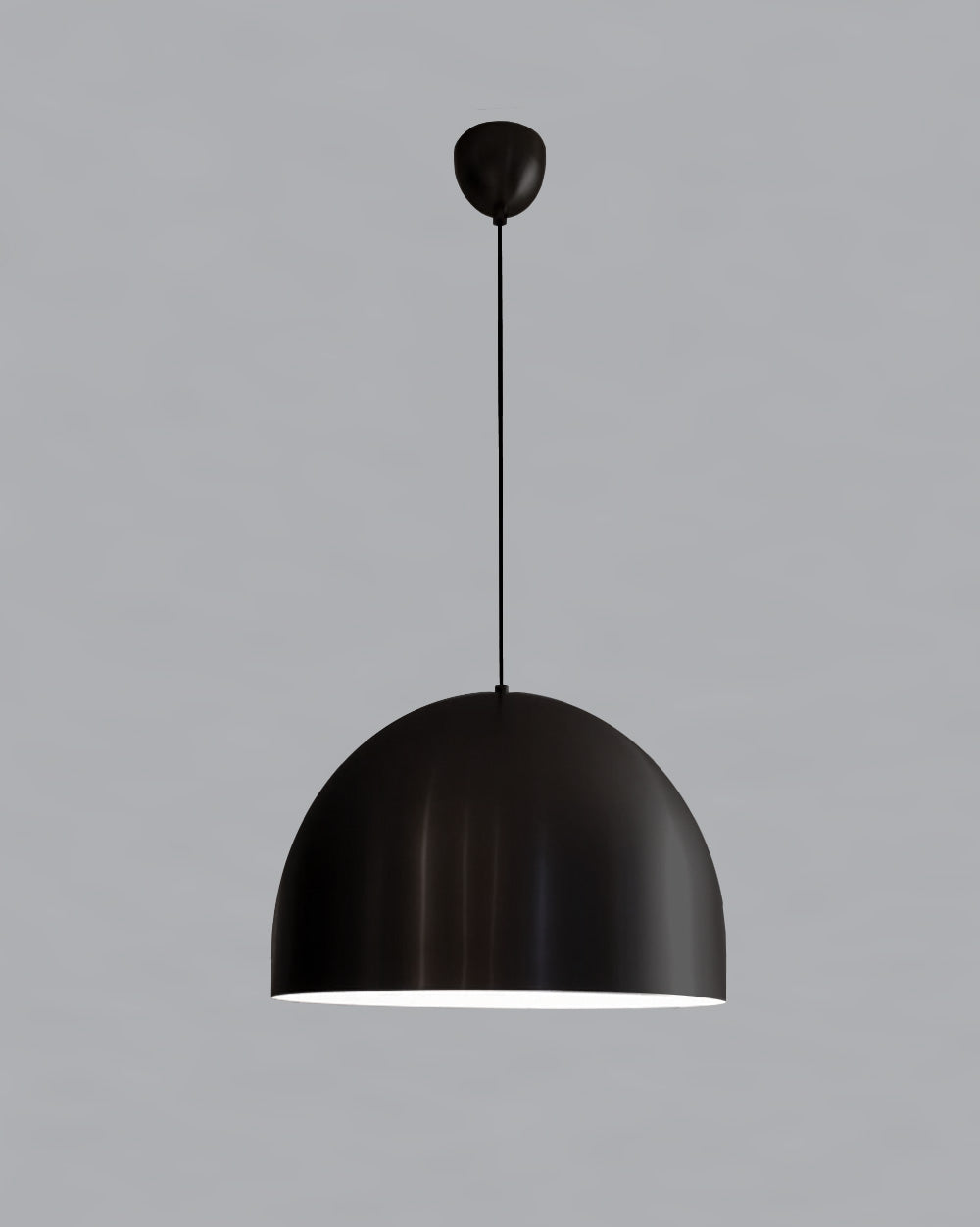 Lámpara colgante negra de cúpula moderna sobre fondo gris, iluminación decorativa.