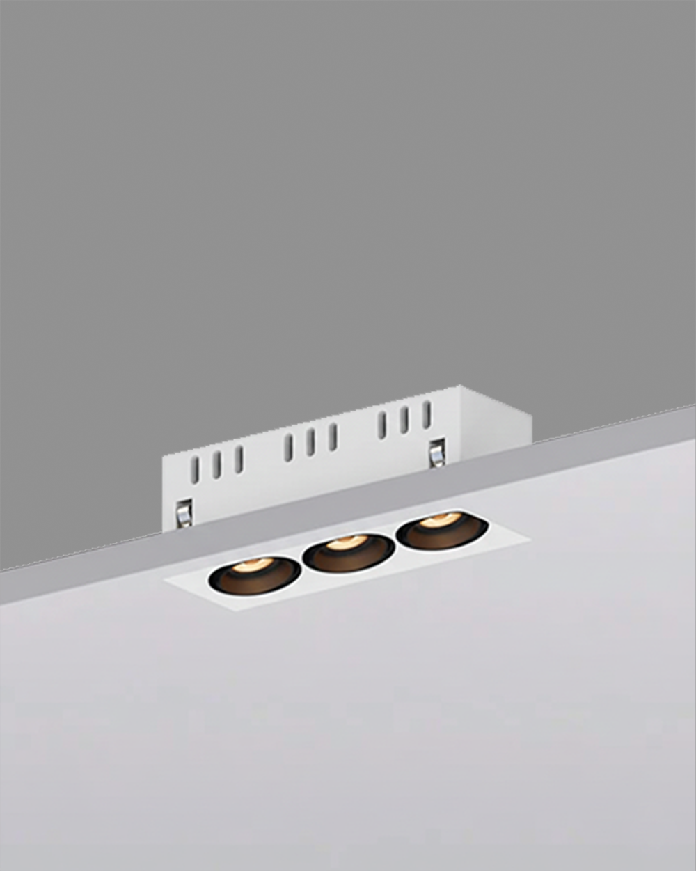 Luminario empotrable de techo con tres focos LED para iluminación interior moderna.