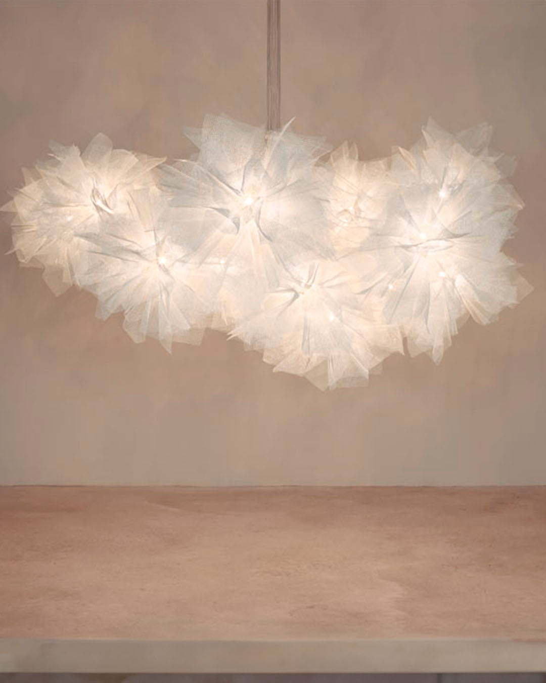 Lámpara colgante contemporánea de diseño, blanca, con forma de nubes decorativas.