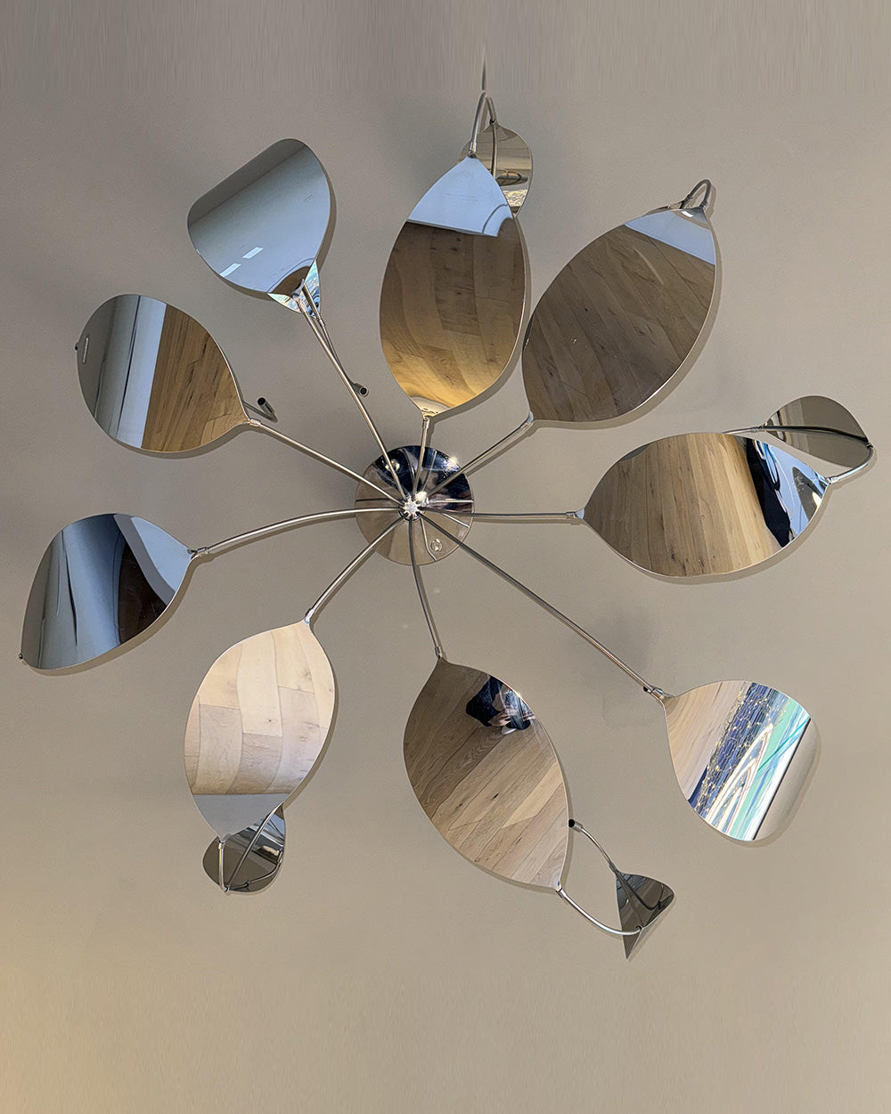 Lámpara de techo moderna con hojas metálicas reflectantes en diseño decorativo.
