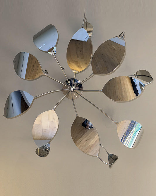 Lámpara de techo moderna con hojas metálicas reflectantes en diseño decorativo.