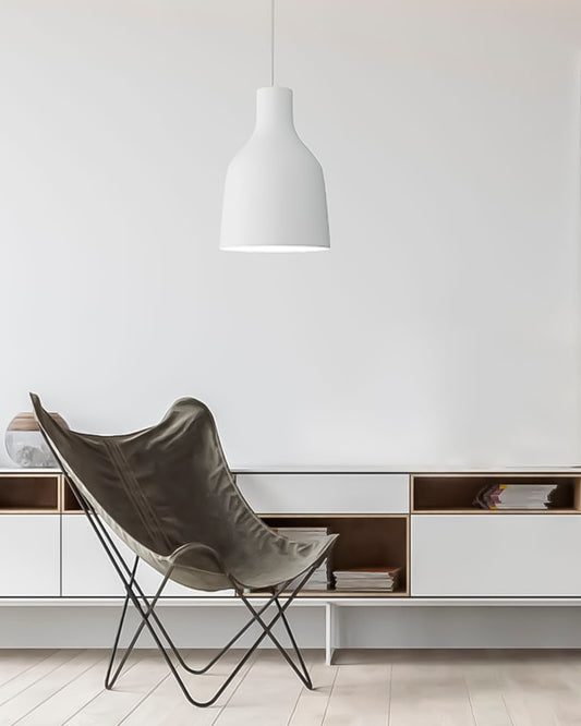 Lámpara colgante blanca moderna en sala minimalista con silla tipo mariposa