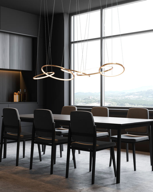 Lámpara colgante moderna LED en comedor minimalista con mesa y sillas oscuras