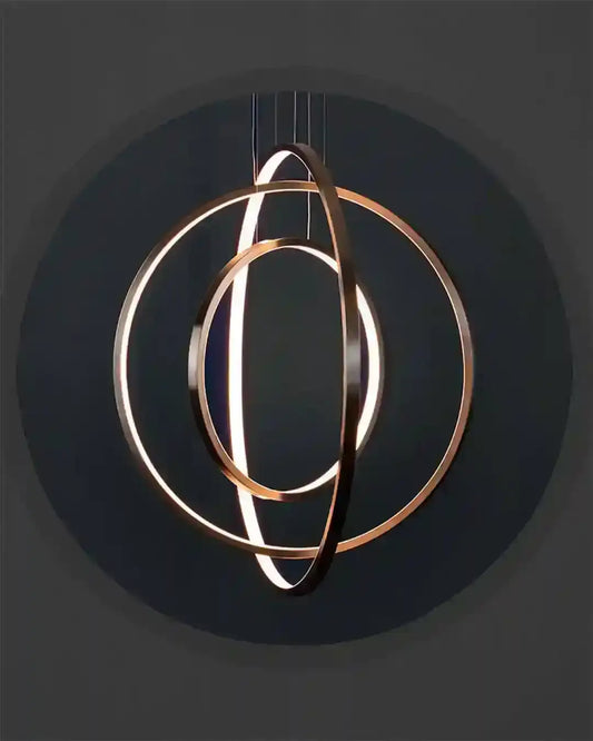 Lámpara colgante moderna de aros dorados encendidos, fondo negro, Birot MX iluminación.