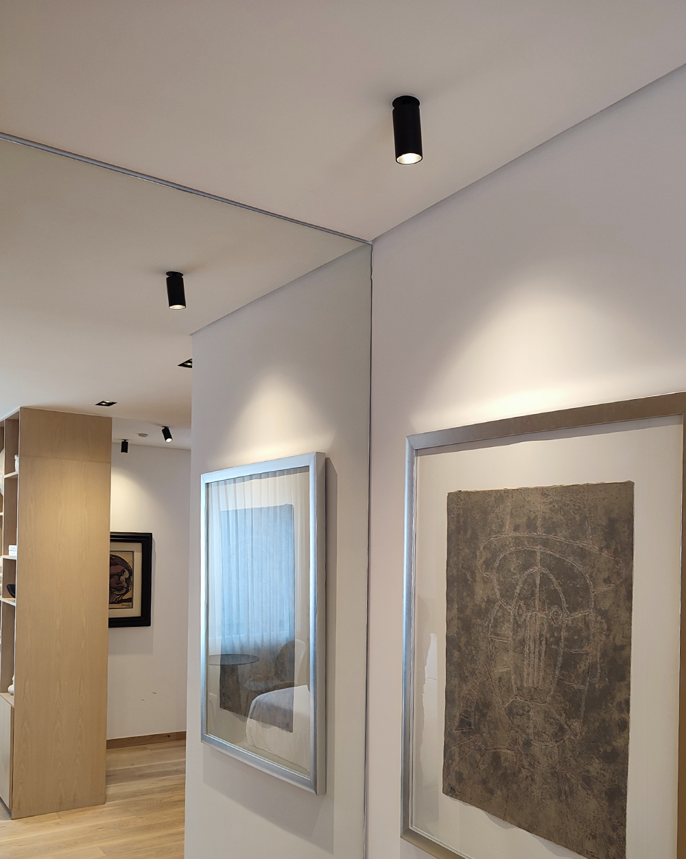 Luminaria negra tipo downlight GU10 instalada en techo de sala moderna iluminada