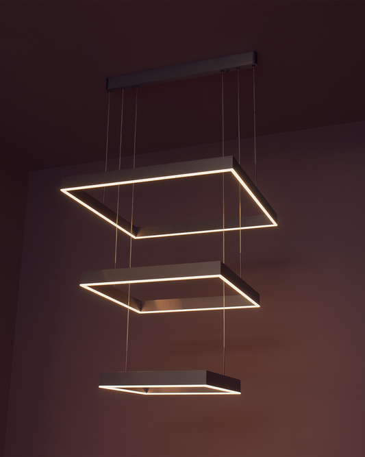 Lámpara de techo moderna con diseño rectangular y luz LED suspendida, iluminación decorativa.