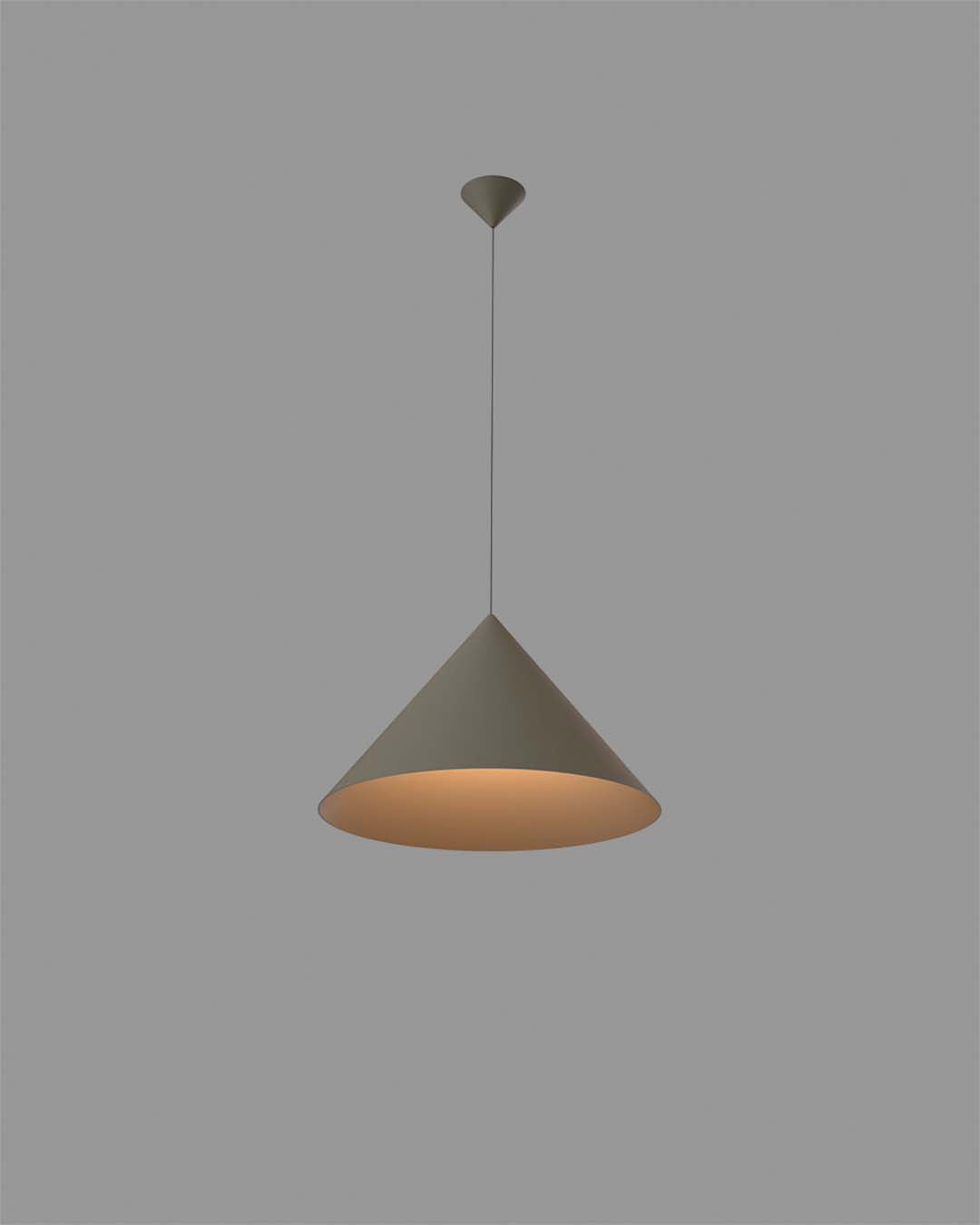 Lámpara colgante moderna de cono gris encendida, diseño minimalista para interiores