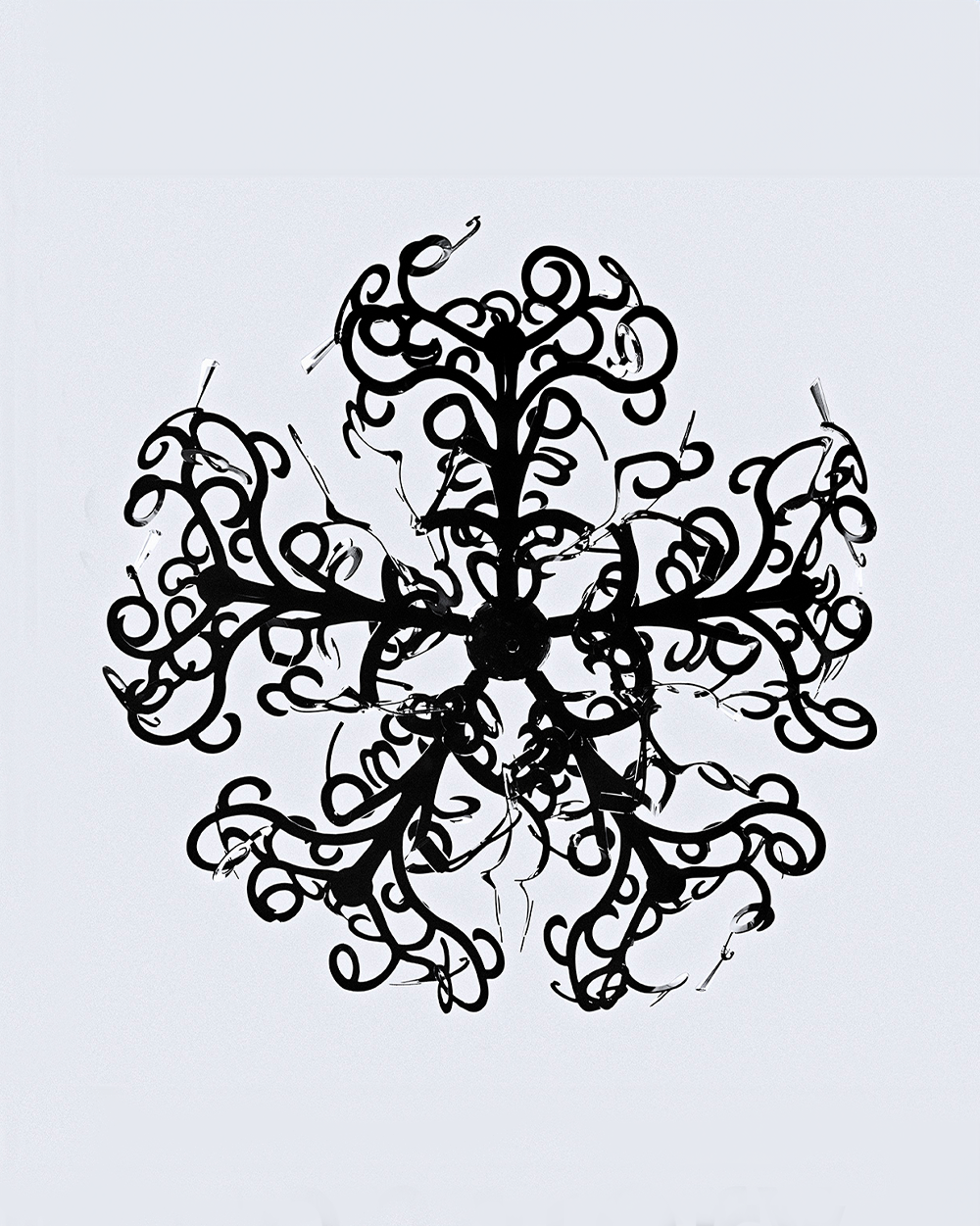 Plafón de techo decorativo negro con diseño floral y detalles curvos, iluminación interior