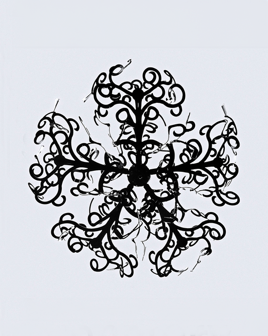 Plafón de techo decorativo negro con diseño floral y detalles curvos, iluminación interior