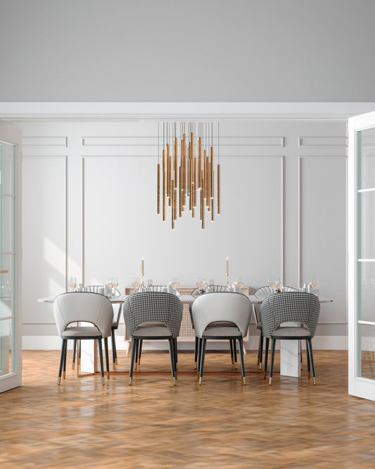 Lámpara colgante moderna dorada sobre comedor elegante de seis sillas en interior minimalista.