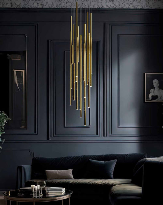 Lámpara colgante dorada moderna sobre sala elegante de pared oscura