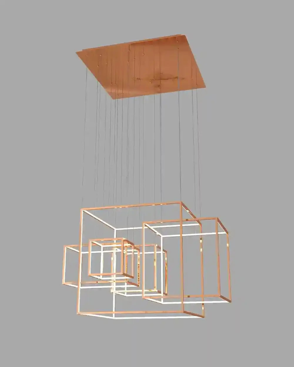 Lámpara colgante moderna de cubos dorados, diseño geométrico para iluminación decorativa.