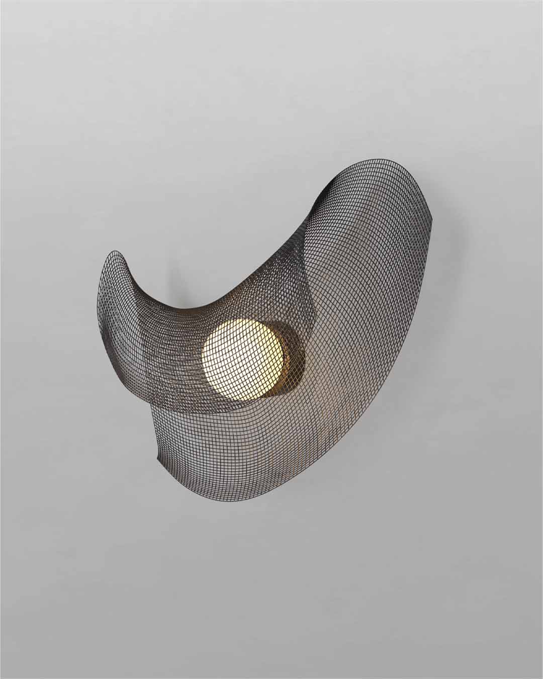 Lámpara de pared moderna con diseño de malla negra y luz LED encendida, Birot MX iluminación.