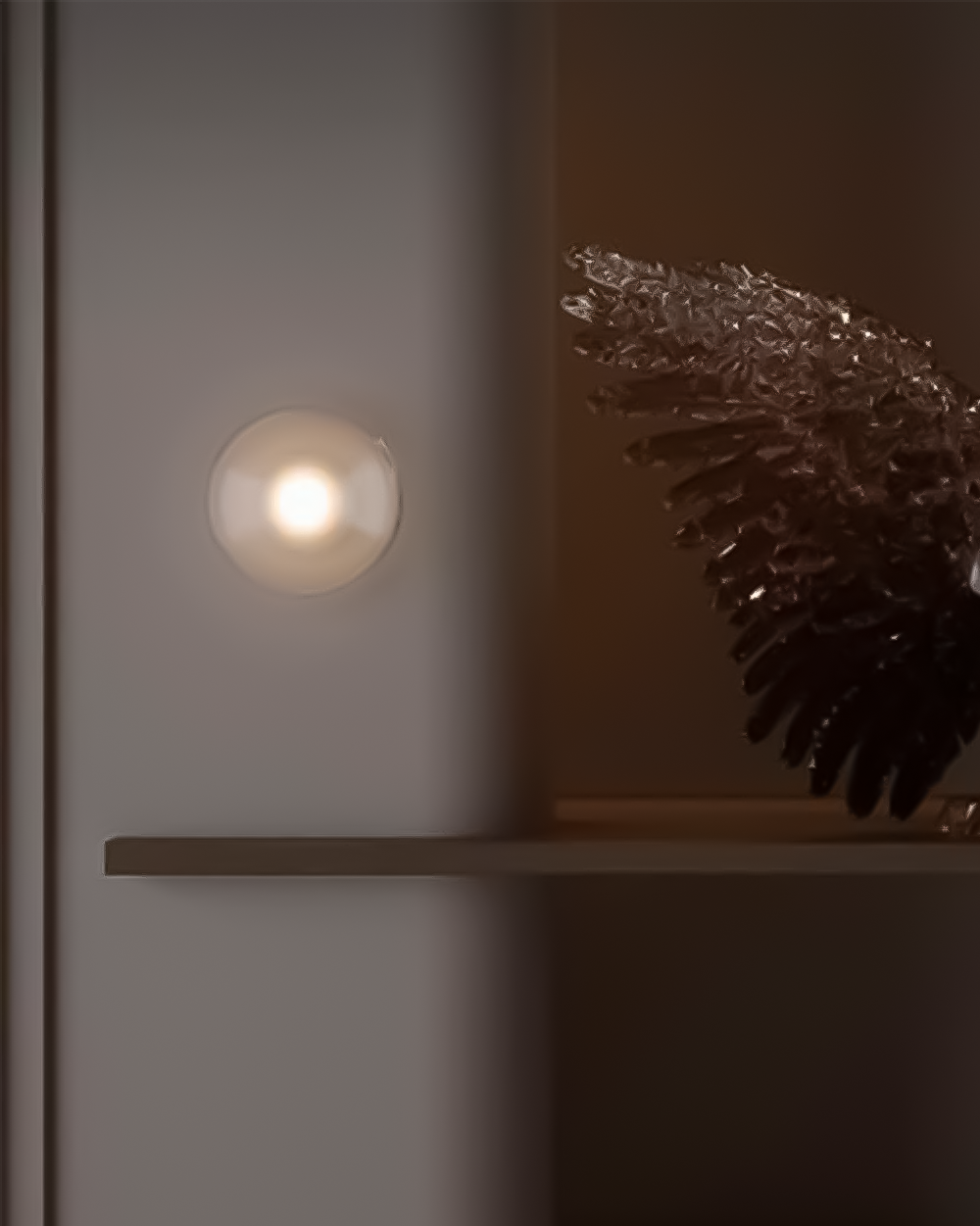 Luz decorativa de pared redonda en ambiente moderno con repisa y adorno de cristal
