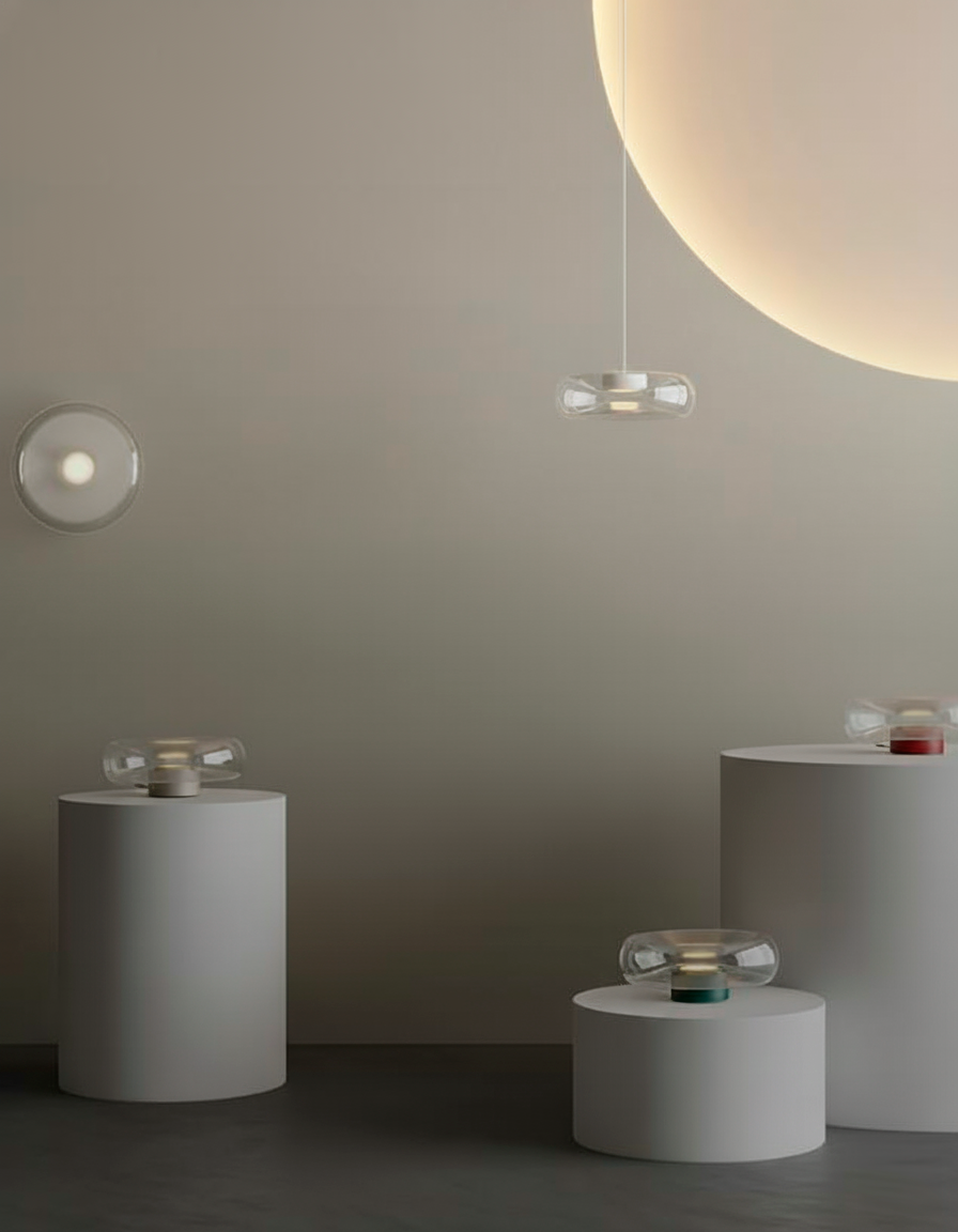 Lámpara colgante moderna de vidrio transparente en ambiente minimalista con luz cálida.