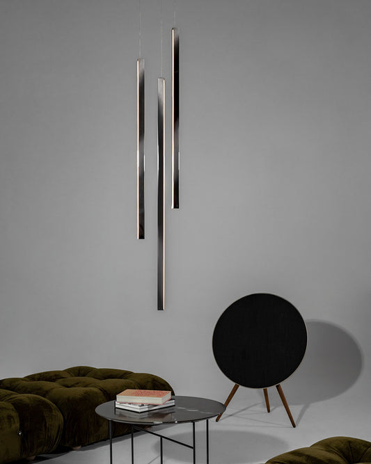 Lámpara colgante moderna de barras LED en sala minimalista, decoración de interiores elegante