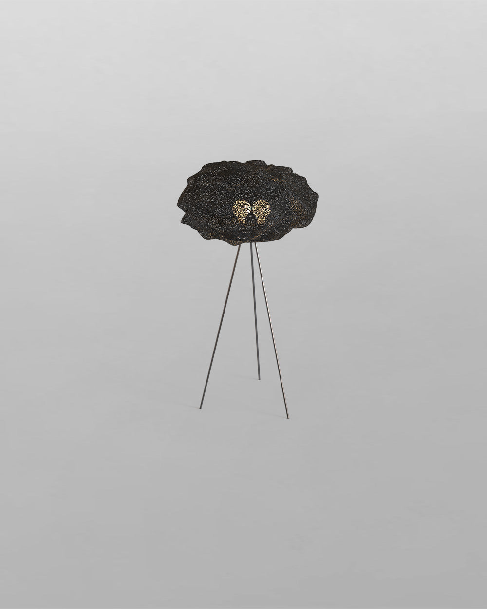 Lámpara de pie negra contemporánea con pantalla texturizada sobre fondo gris, Birot MX