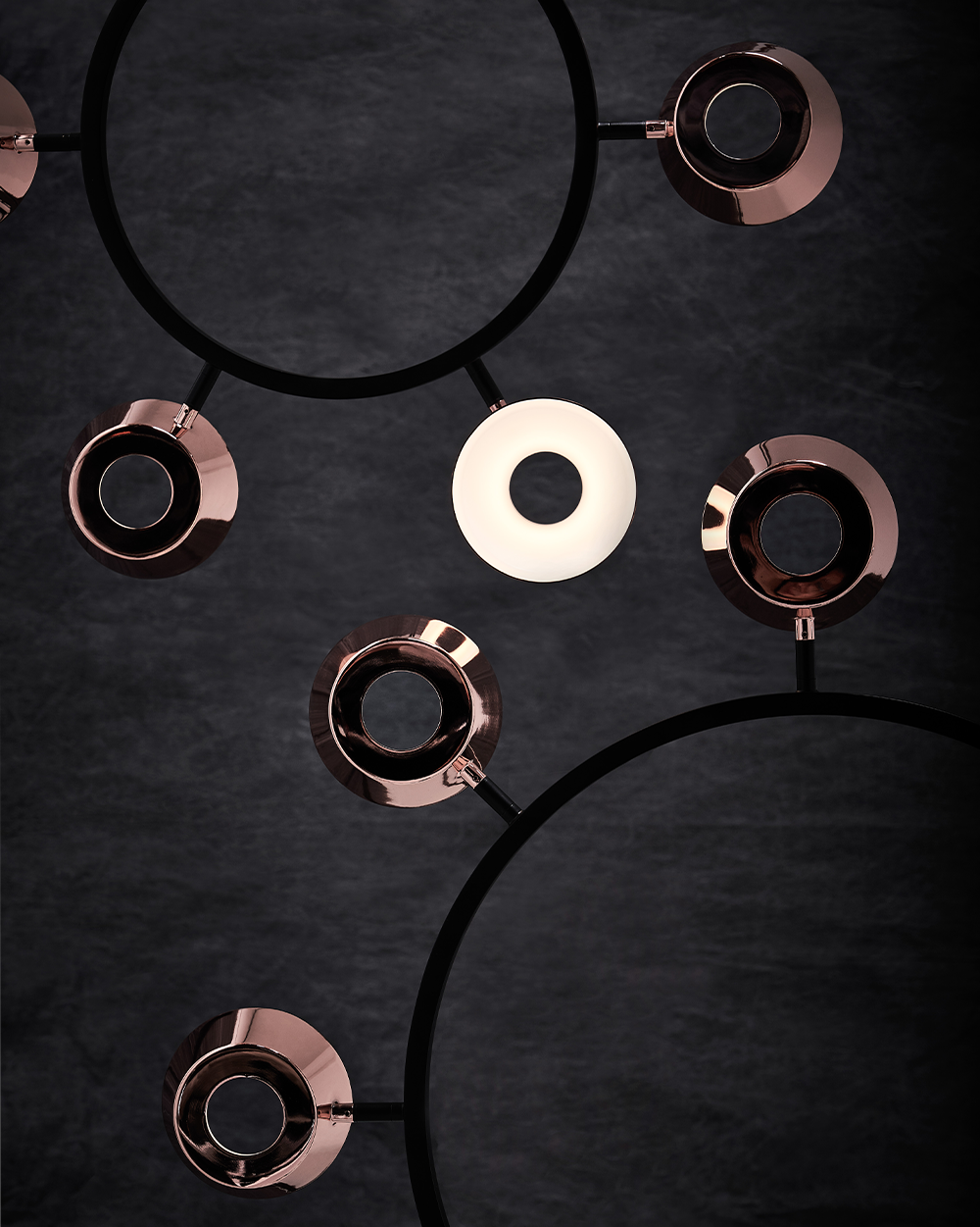 Lámpara de techo moderna en cobre con focos circulares encendidos, diseño decorativo elegante