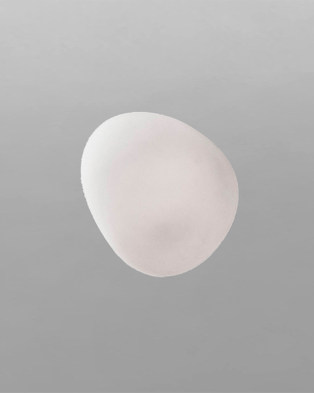 lámpara de pared moderna blanca de forma orgánica sobre fondo gris minimalista