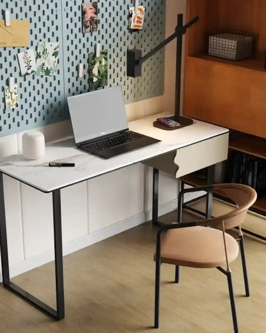 Escritorio moderno con lámpara de pared negra y silla beige, decoración elegante, Birot MX boutique de iluminación