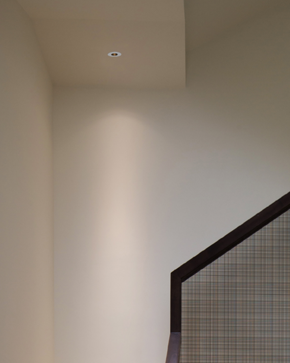 Luminario LED empotrado en techo sobre escalera de interior moderno
