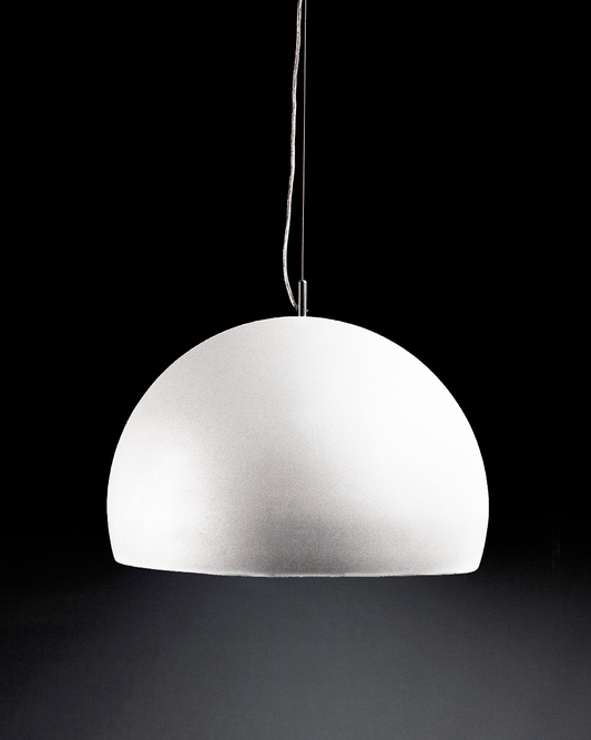 Lámpara colgante blanca de diseño moderno sobre fondo negro, iluminación decorativa.