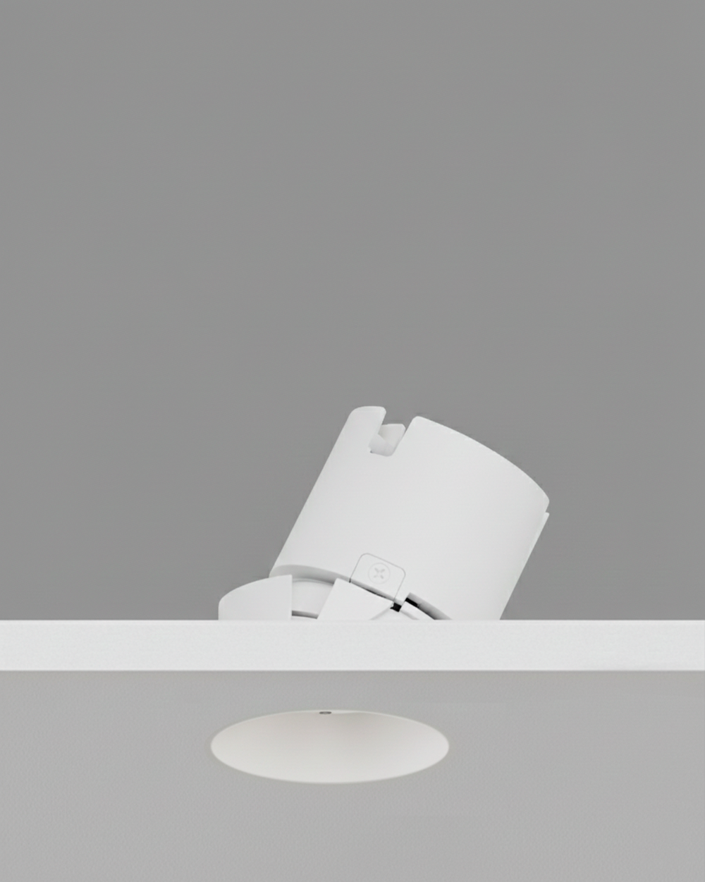 Foco empotrable de techo blanco, diseño trimless, iluminación moderna interior.