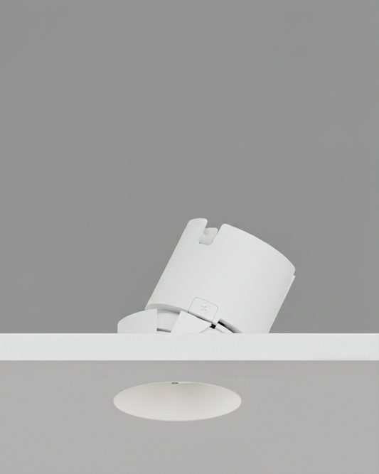 Foco empotrable de techo blanco, diseño trimless, iluminación moderna interior.