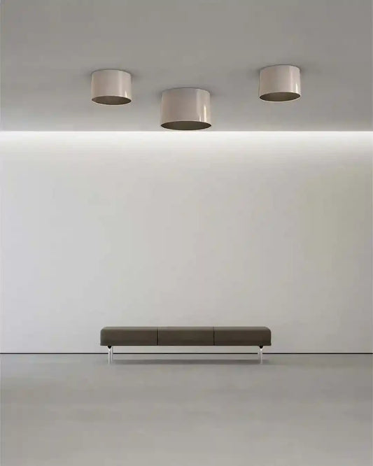 Luminarias de techo modernas en sala minimalista con banca, iluminación de boutique Birot MX