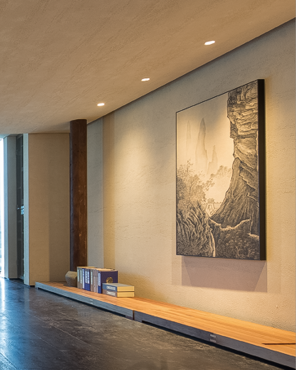 Focos LED empotrados en techo iluminando pared moderna con cuadro y repisas de madera.