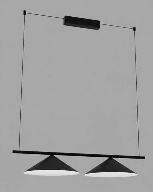 Lámpara colgante lineal Wabi 2 en aluminio negro con dos pantallas cónicas encendida.