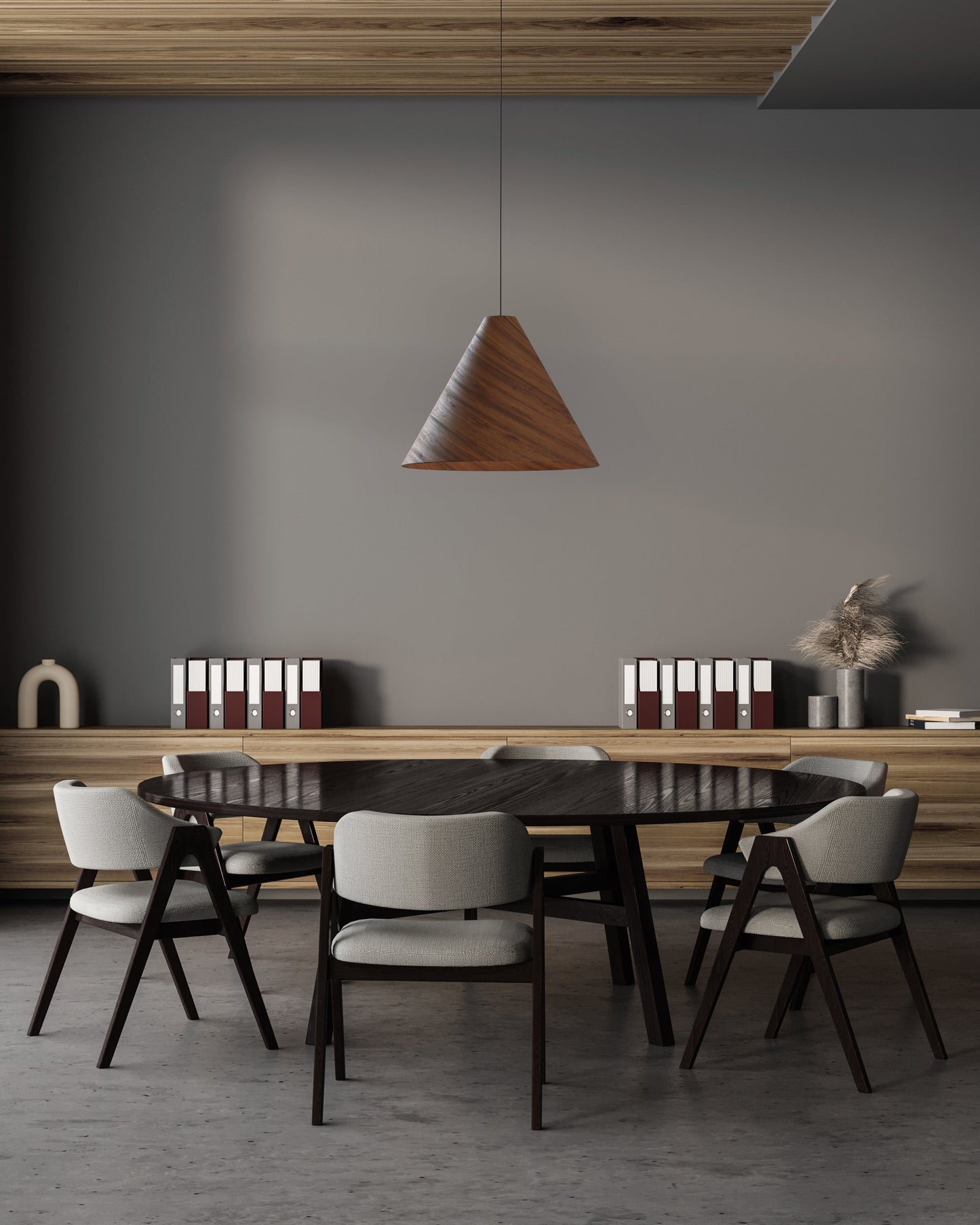 Lámpara colgante Woody XL de madera de nogal suspendida sobre mesa de comedor.