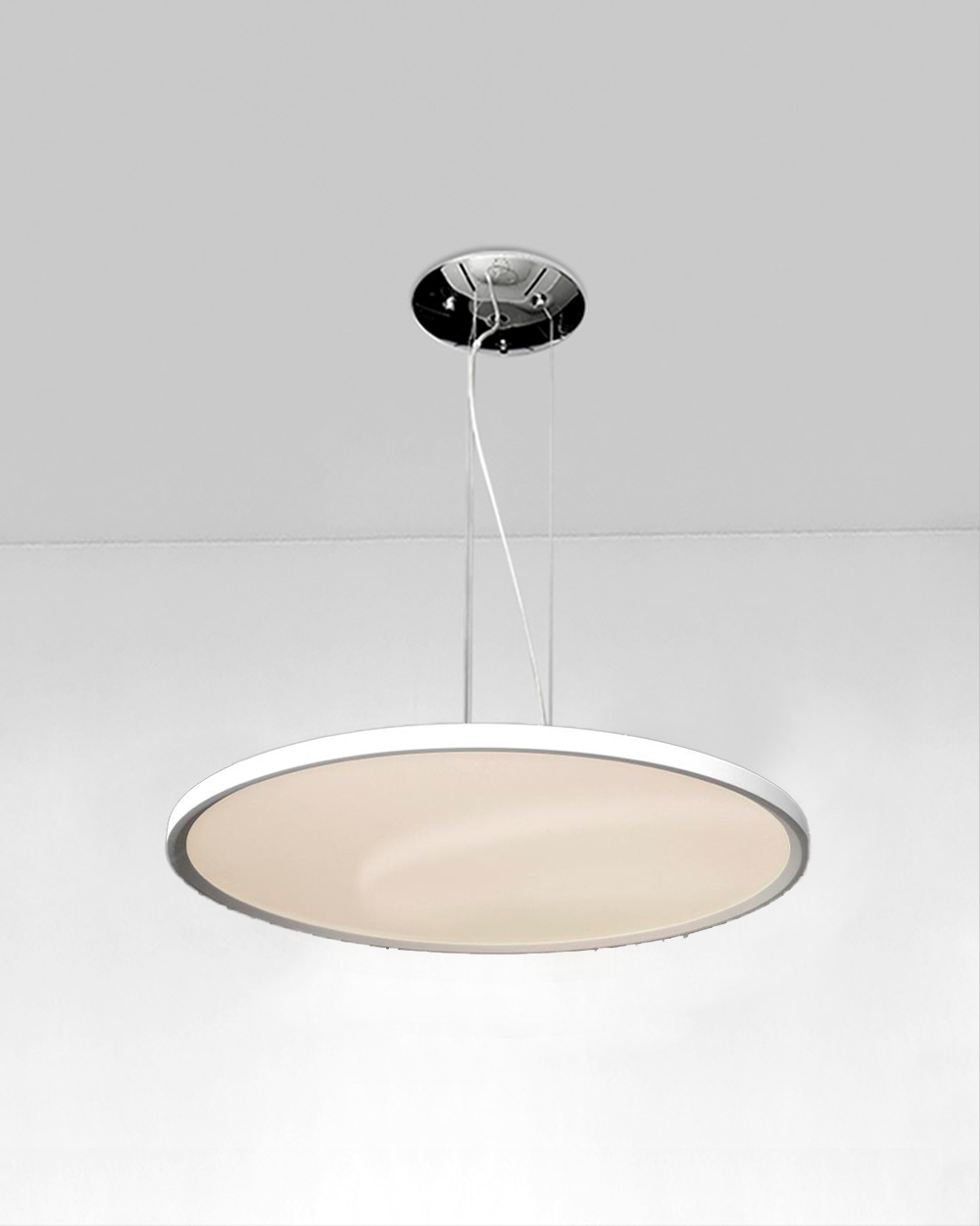 Lámpara colgante moderna de diseño minimalista en techo blanco, iluminación decorativa.