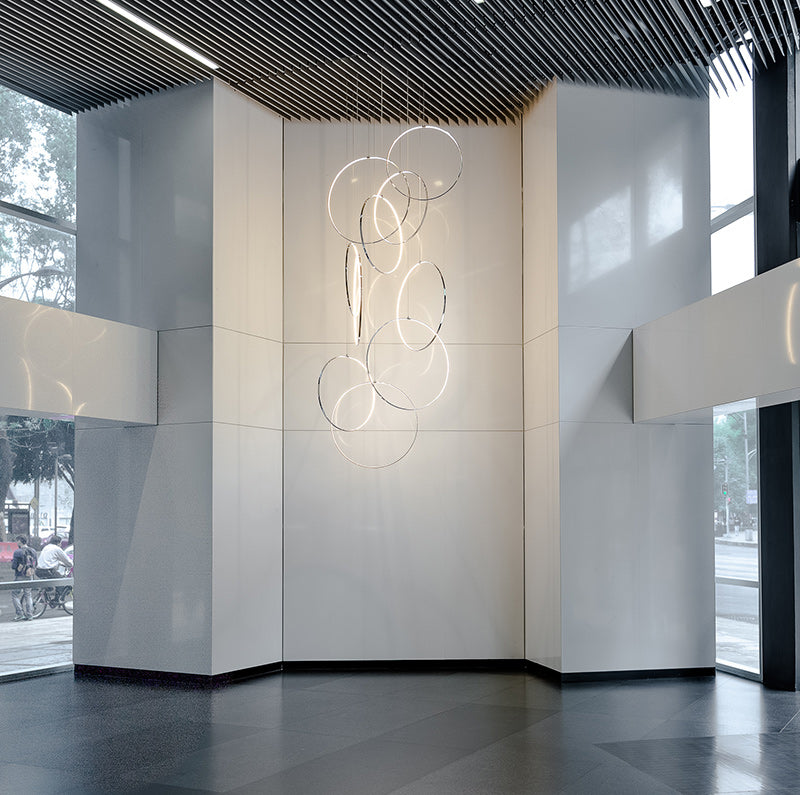 Lámpara colgante moderna de aros LED en vestíbulo minimalista de interiores