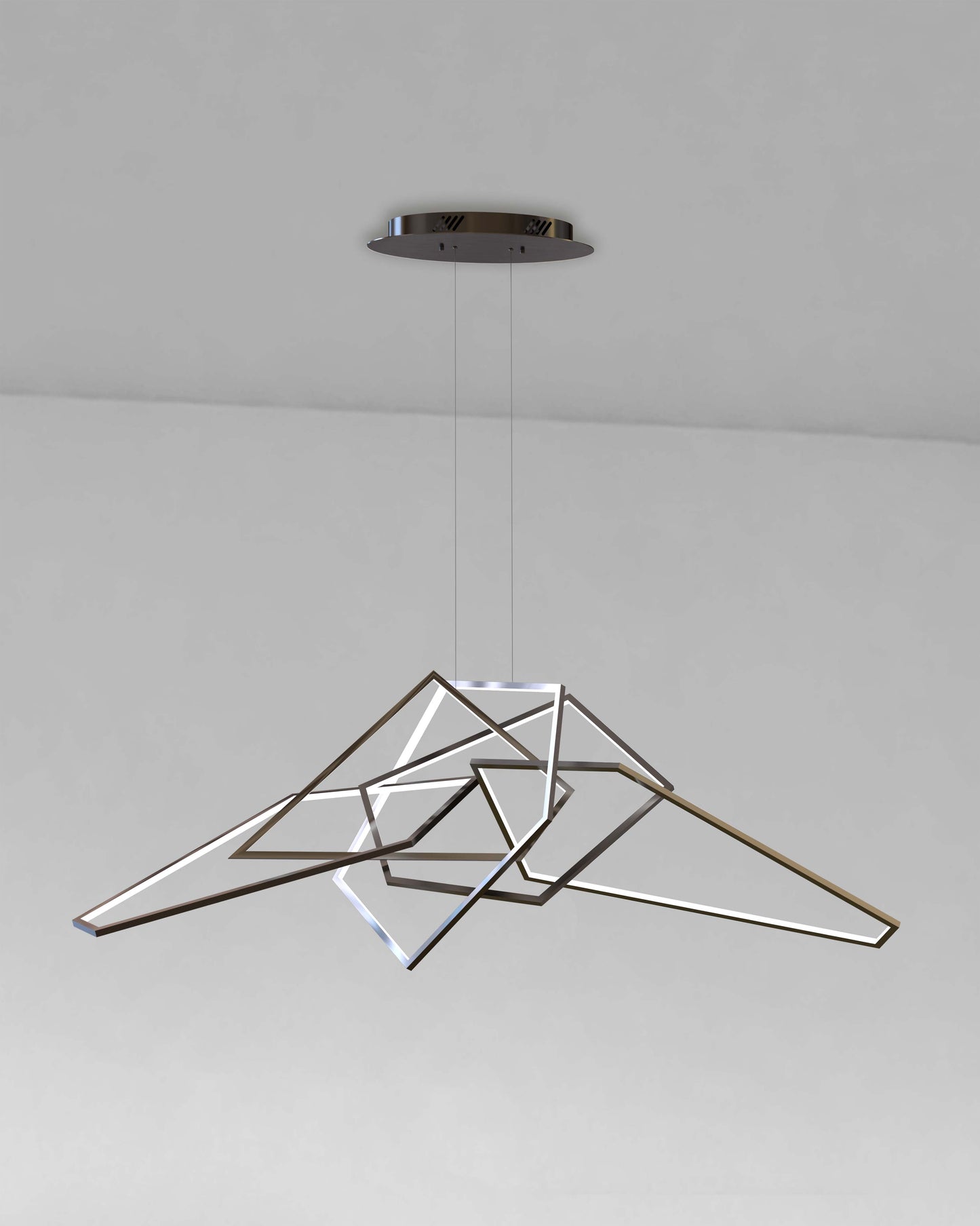 Lámpara colgante moderna con diseño geométrico metálico y luz LED, fondo blanco