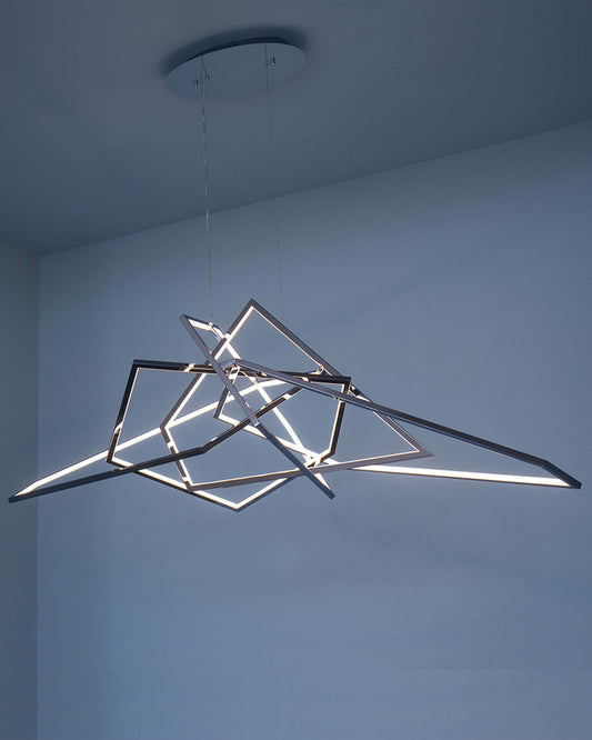 Lámpara de techo moderna LED con diseño geométrico en sala de interior minimalista.