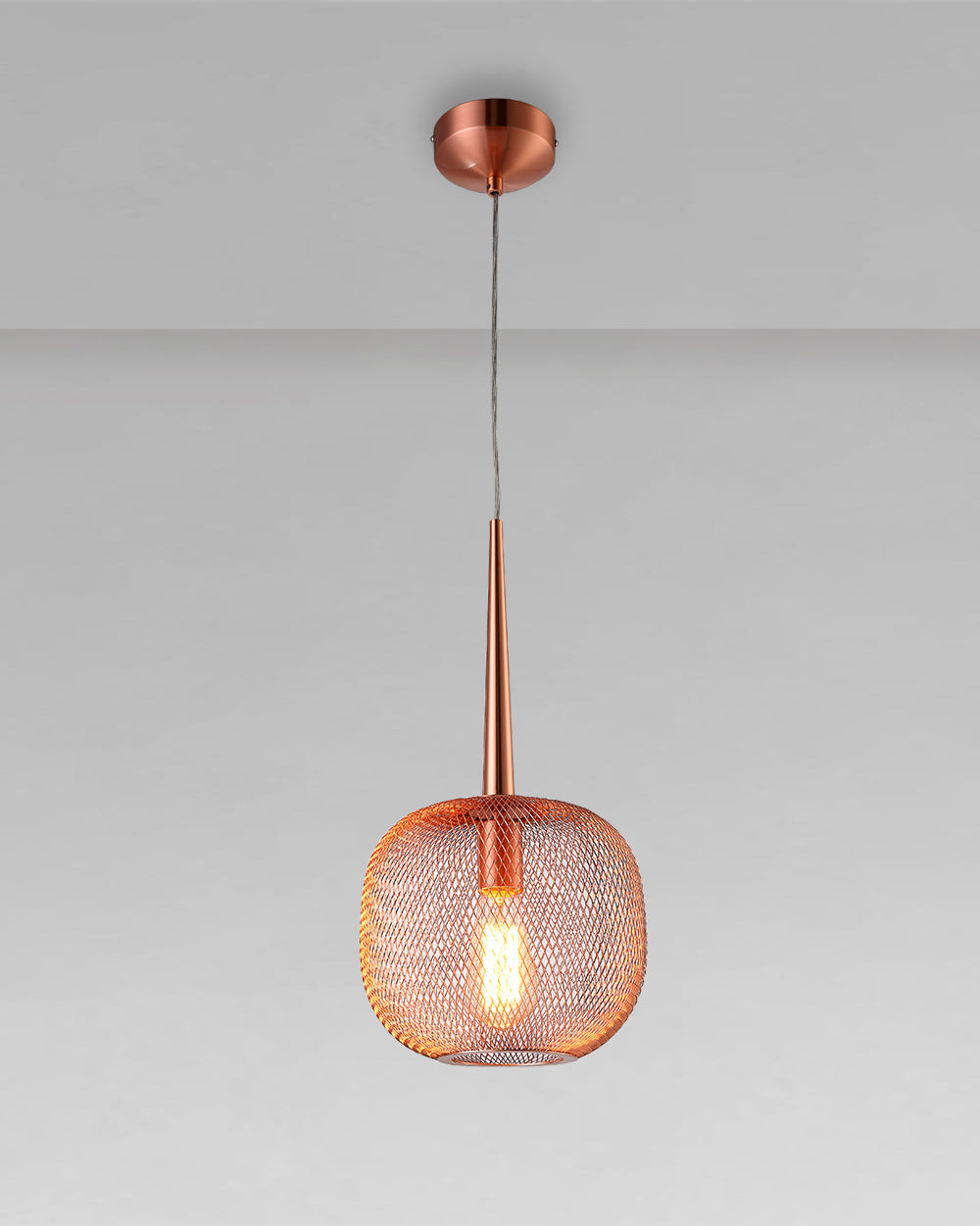 Lámpara colgante de techo color cobre con pantalla de malla y bombilla expuesta