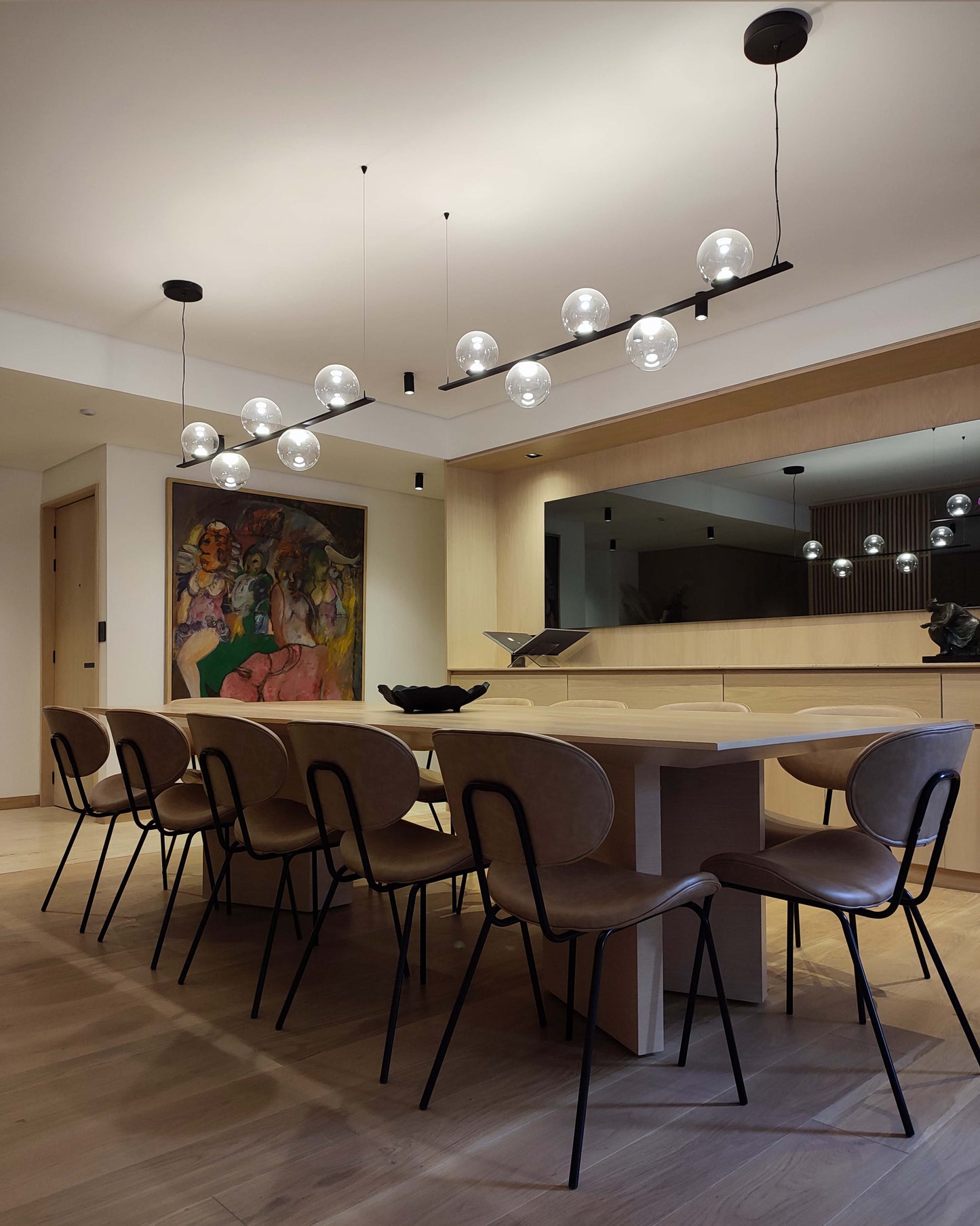 Lámpara colgante moderna de burbujas sobre mesa de comedor en ambiente minimalista