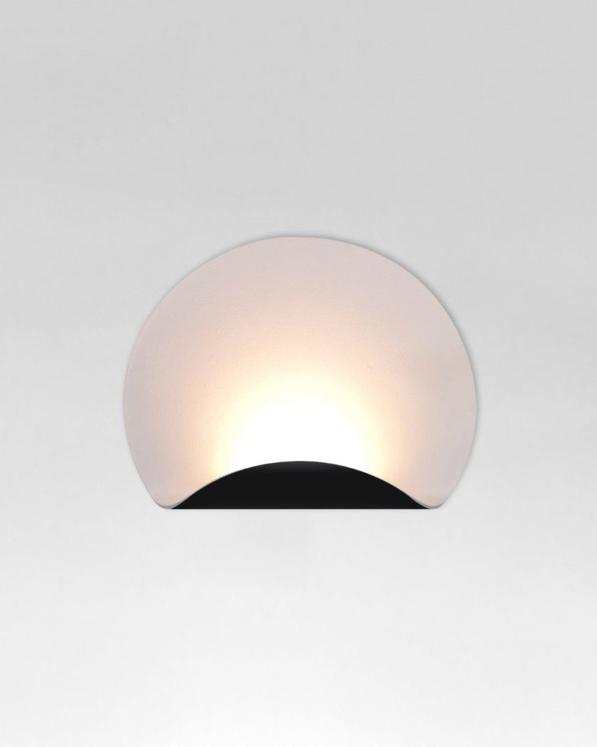 Aplique de pared negro moderno en forma semicircular, luz cálida decorativa