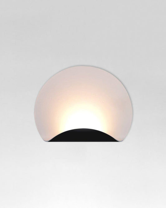 Aplique de pared negro moderno en forma semicircular, luz cálida decorativa