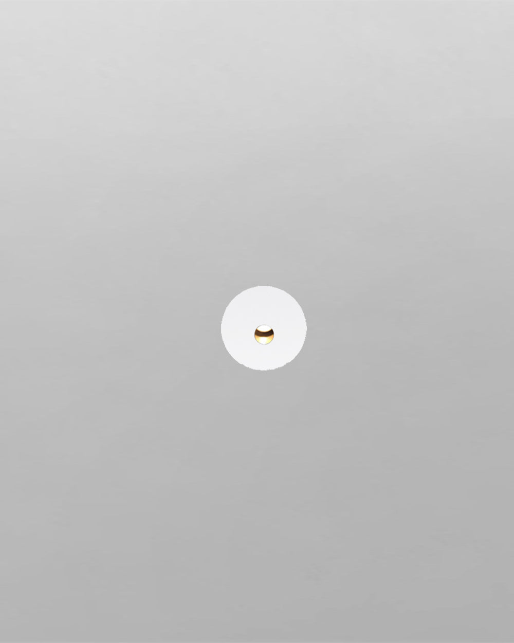 Lámpara empotrable de techo blanca minimalista sobre fondo gris claro